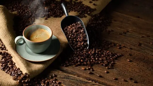 Une tasse de café et du café en grains