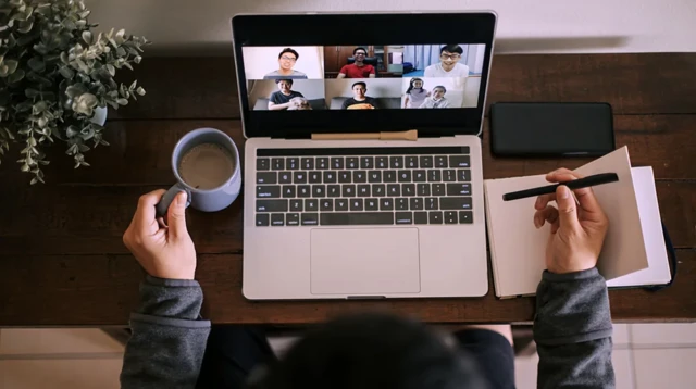 Un buveur de café devant son ordinateur