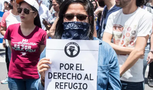 Mujer en marcha de Costa Rica.