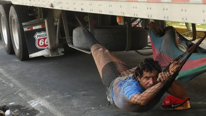 El bloqueo de carreteras ha llevado a que los camioneros busquen alternativas para dormir.