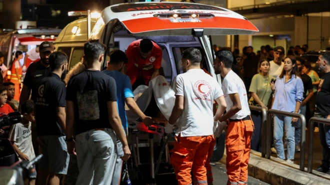 Traslado de un herido en a un hospital de Beirut.