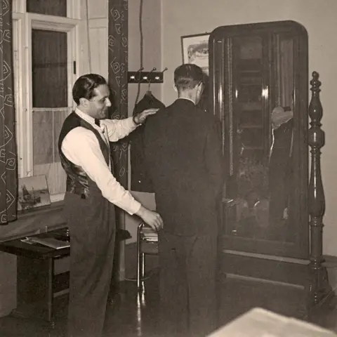 Raphael Bodin measuring a client