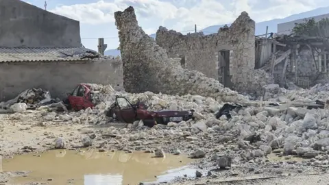 Getty Images Cars crushed by a collapsed building on Samos, Greece. Photo: 30 October 2020