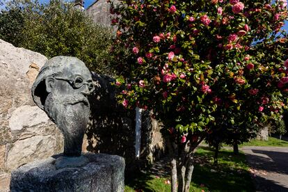 Busto de Valle-Inclán en los jardines del pazo de O Cuadrante, casa natal del escritor en Vilanova de Arousa (Pontevedra).