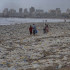 Playa llena de plásticos después de la marea alta, el 31 de julio de 2024 en Mumbai, India. Foto: Satish Bate.