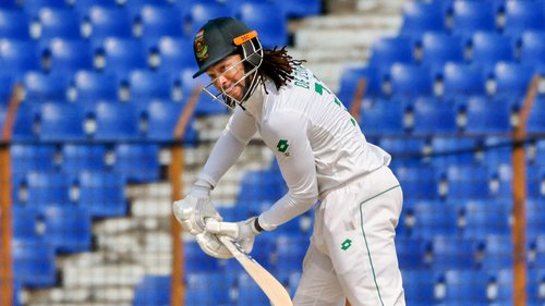 Two runs behind South Africa's first-innings total of 301, a touring Pakistan return to the middle on day three of the second Test in Centurion with seven wickets in hand. (28.12)