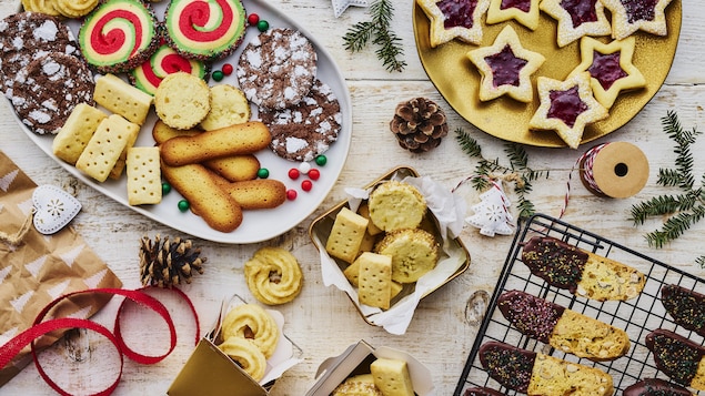 Plusieurs biscuits de Noël sur une table.