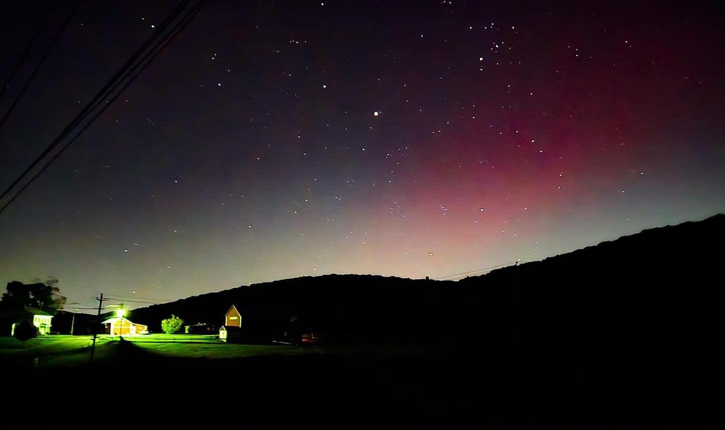 Turns out our aurora borealis skies are as breathtaking as our daily views of our Warwick Valley! How lucky are we?! 
&bull;
&bull;
&bull;
&bull;
#hellowarwickvalley #auroraborealis #amazing #beautiful #gorgeous #lookup #lovewherewelive #warwickny 
?