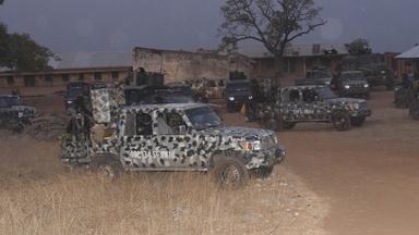 Armeefahrzeuge in Nigeria in der Nähe einer Schule, aus der Hunderte Kinder entführt wurden