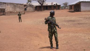 Nigerianische Soldaten patrouillieren an einer Schule in Kuriga, Kaduna Nigeria. (09.03.2024)