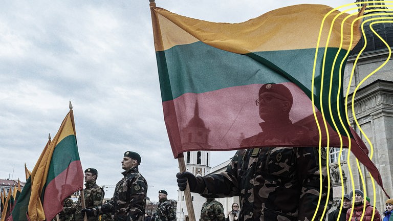 Litauische Soldaten stehen in der Ehrenwache und halten litauische Flaggen.