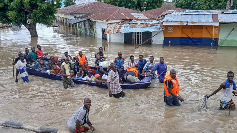 Menschen im nigerianischen Maiduguri verlassen das überschwemmte Gebiet auf einem Boot (Archivbild vom 12. September 2024)