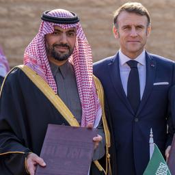 Auf diesem vom saudischen Medienministerium zur Verfügung gestellten Bild posieren der französische Präsident Emmanuel Macron (M), Prinz Bader bin Abdullah bin Farhan Al Saud, 