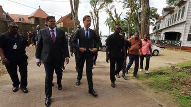 Der niederländische Premierminister Mark Rutte (C) and Surinames Präsident Chandrikapersad Santokhi nach dem Besuch einer Gedenkstätte in der Hauptstadt Paramaribo