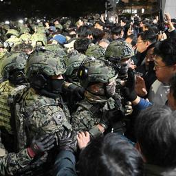 Soldaten versuchen, das Gebäude der Nationalversammlung in Seoul zu betreten.