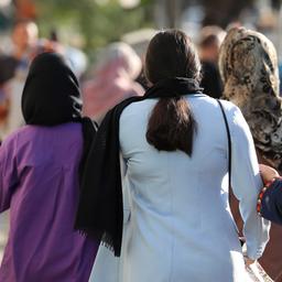 Iranische Frauen gehen auf einer Straße in Teheran, Iran.