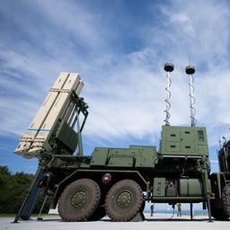 Ein Launcher des Luftverteidigungssystems IRIS-T SLM der Firma Diehl Defence steht während der Vorstellung der European Air Defence Academy in der Kaserne Todendorf auf einer Platte.