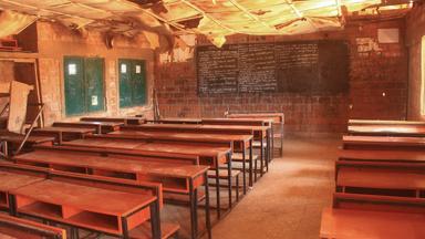 Blick in ein leeres Klassenzimmer einer Schule im nigerianischen Kuriga, aus der Anfang März 2024 fast 300 Schulkinder entführt wurden. 