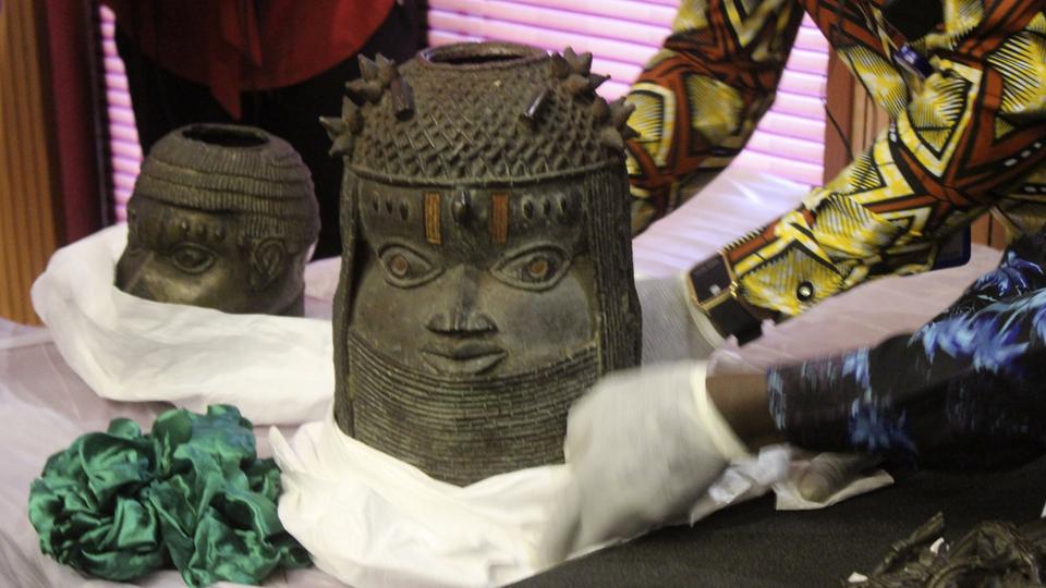 Eine der Benin-Bronzen bei der Übergabe in Nigeria.