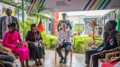 Bundeskanzler Olaf Scholz bei seinem Besuch in Nigeria