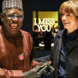 Henriette Reker (r, parteilos), Oberbürgermeisterin von Köln, übergibt Abba Isa Tijani, Generaldirektor der Nationalen Kommission für Museen und Monumente, symbolisch einen bronzenen Schlüssel aus dem Königreich Benin.