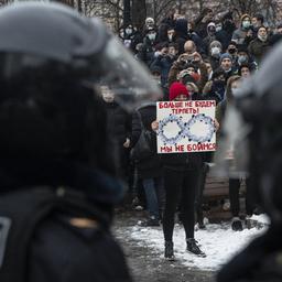 Eine Demonstrantin hält Polizisten ein Plakat entgegen mit den Worten: "Wir dulden es nicht mehr! Wir haben keine Angst"