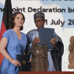 Annalena Baerbock und Lai Mohammed bei der Unterzeichnung einer Absichtserklärung für Eigentumsübertragungen wertvoller Benin-Bronzen.