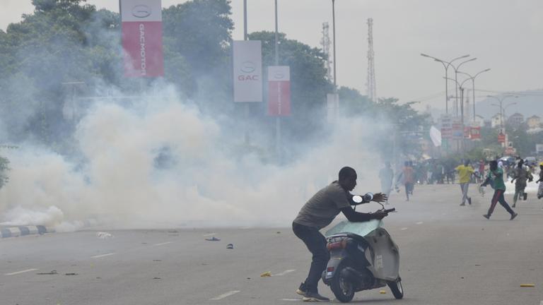 Die Polizei feuert Tränengas während einer Demonstration in Abuja, Nigeria.