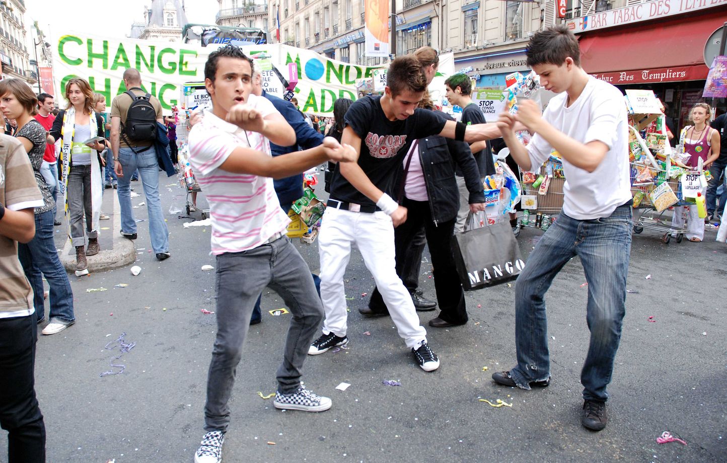 Le 15 septembre 2007, pour la Techno Parade, les danseurs de Tecktonik déferlaient sur Paris