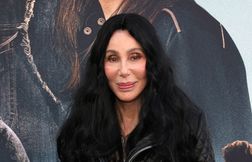 Cher raconte ce jour où John Lennon a fini tout nu à la Playboy Mansion