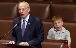 Le fils d’un élu s’éclate devant la caméra pendant le discours de son père