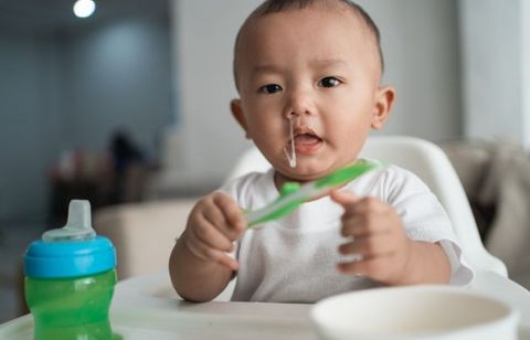 Moucher bébé efficacement : la clé pour un hiver sans nez bouché