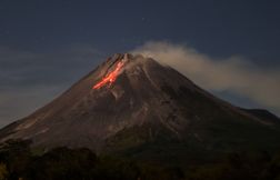 Au moins 10 morts lors de multiples éruptions d’un volcan en Indonésie