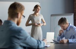 Les gestes pour respirer la confiance quand vous prenez la parole au boulot