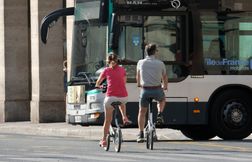 Un chauffeur de bus semble se vanter d’intimider un cycliste, la RATP sévit