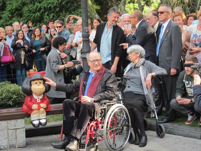 'Quino' Y Alicia Colombo, Junto A La Escultura. Detrás, Pablo Irrang. 