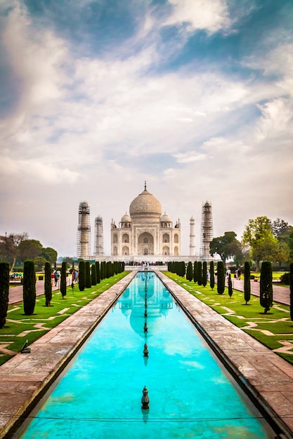 Foto grátis bela foto vertical do edifício taj mahal em agra, índia, sob um céu nublado