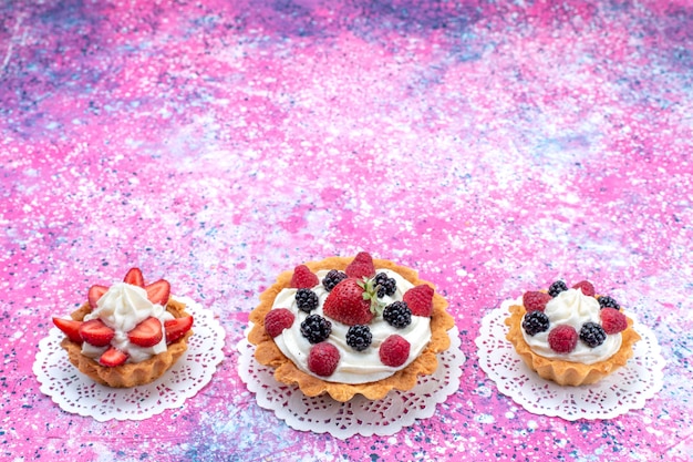 Foto grátis bolinhos cremosos com frutas diferentes em branco claro, bolo doce de frutas vermelhas