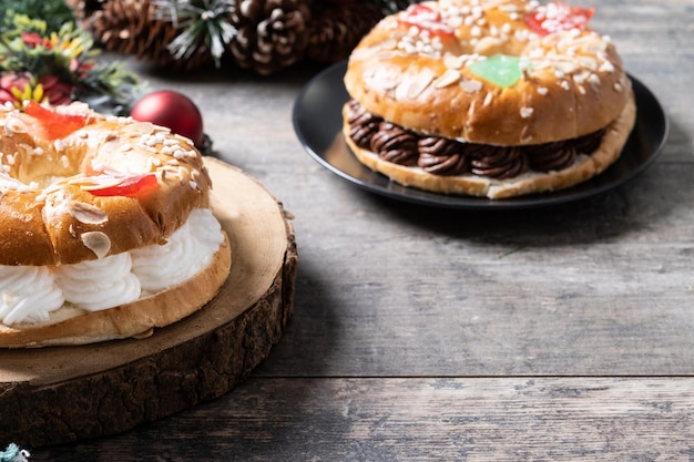 Foto grátis bolo de epifania individual roscon de reyes em mesa de madeira