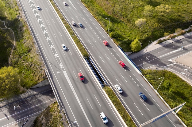 Foto grátis carros dirigindo em vista aérea da rua