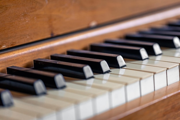 Foto grátis chaves de close-up de um piano de madeira antigo