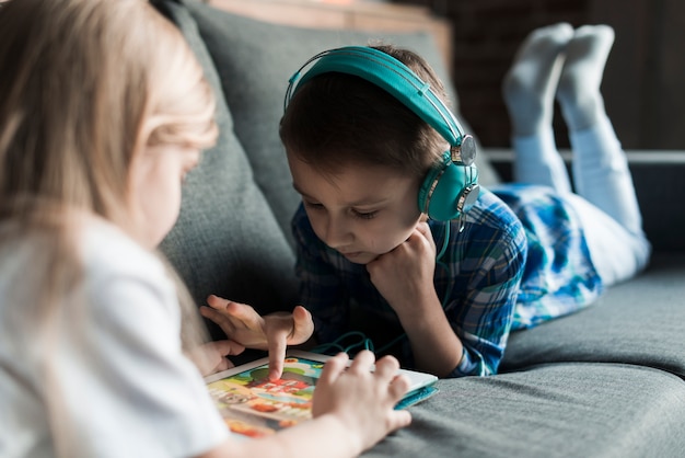 Foto grátis crianças brincando com comprimidos