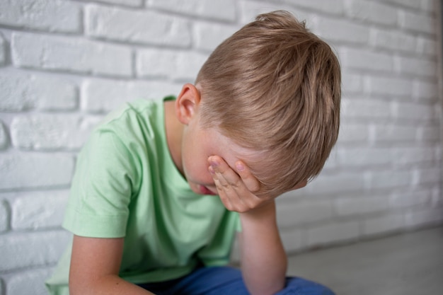 Foto grátis feche o retrato de menino triste