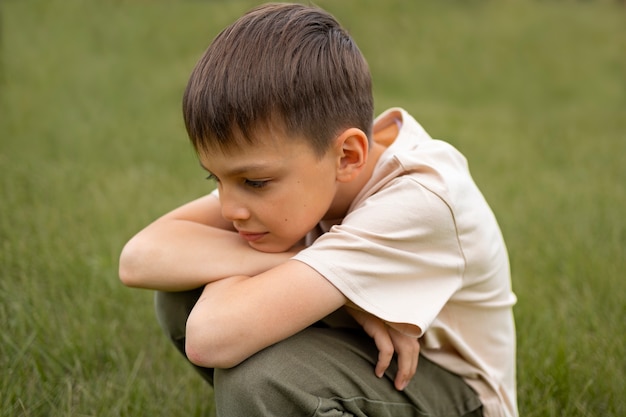 Foto grátis feche o retrato de menino triste