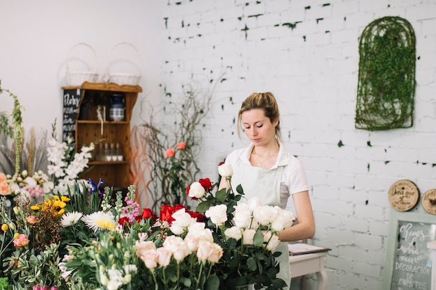 Foto grátis florista fazendo buquês na mesa