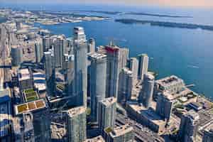 Foto grátis foto de alto ângulo dos arranha-céus e edifícios capturados em toronto, canadá