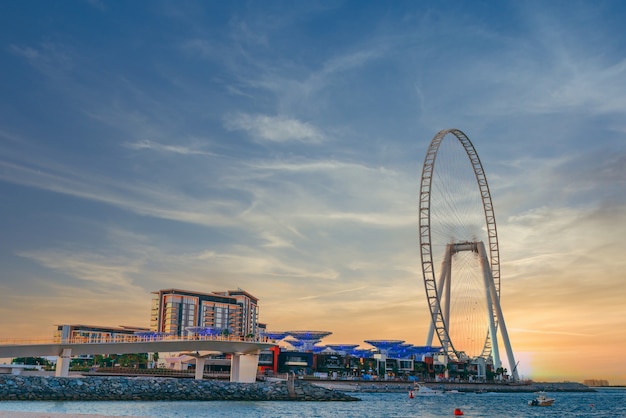 Foto grátis foto de baixo ângulo de design moderno de um edifício com uma enorme roda-gigante na ilha bluewaters em dubai