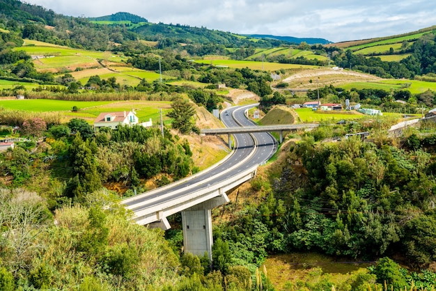 Foto grátis foto hipnotizante de uma bela estrada cercada por vegetação