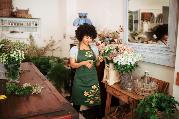 Foto grátis haste de corte afro mulher africana de flores