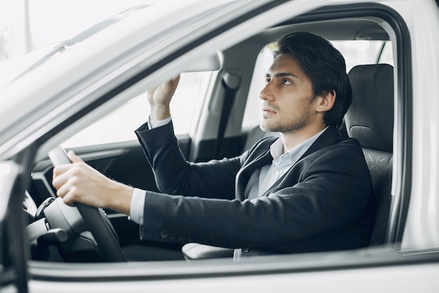 Foto grátis homem bonito e elegante em um salão de beleza do carro